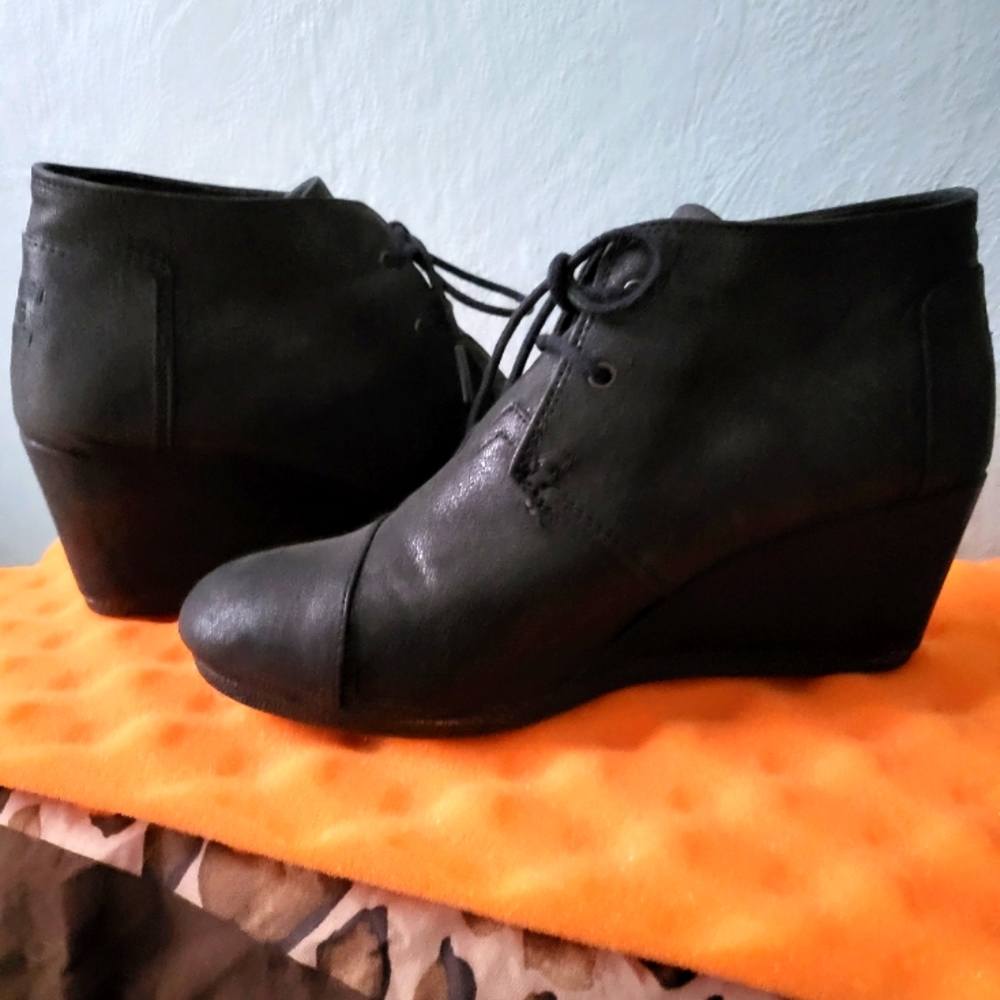 TOMS Black Wedge Womens 9.5 Wide Kala Suede Ankle Boot